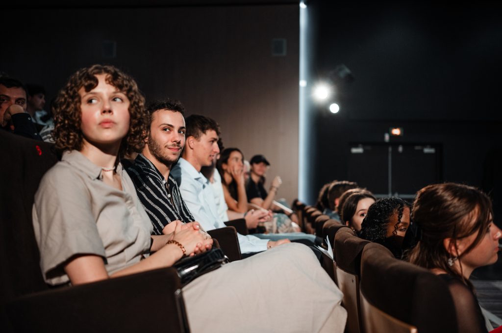 Etudiants ETPA en amphithéâtre à l'ETPA. 