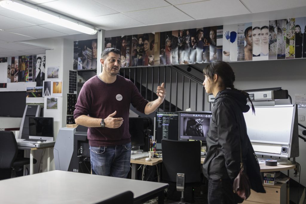 Professeur qui discute avec une étudiante dans une classe de cours pour photographie ETPA.