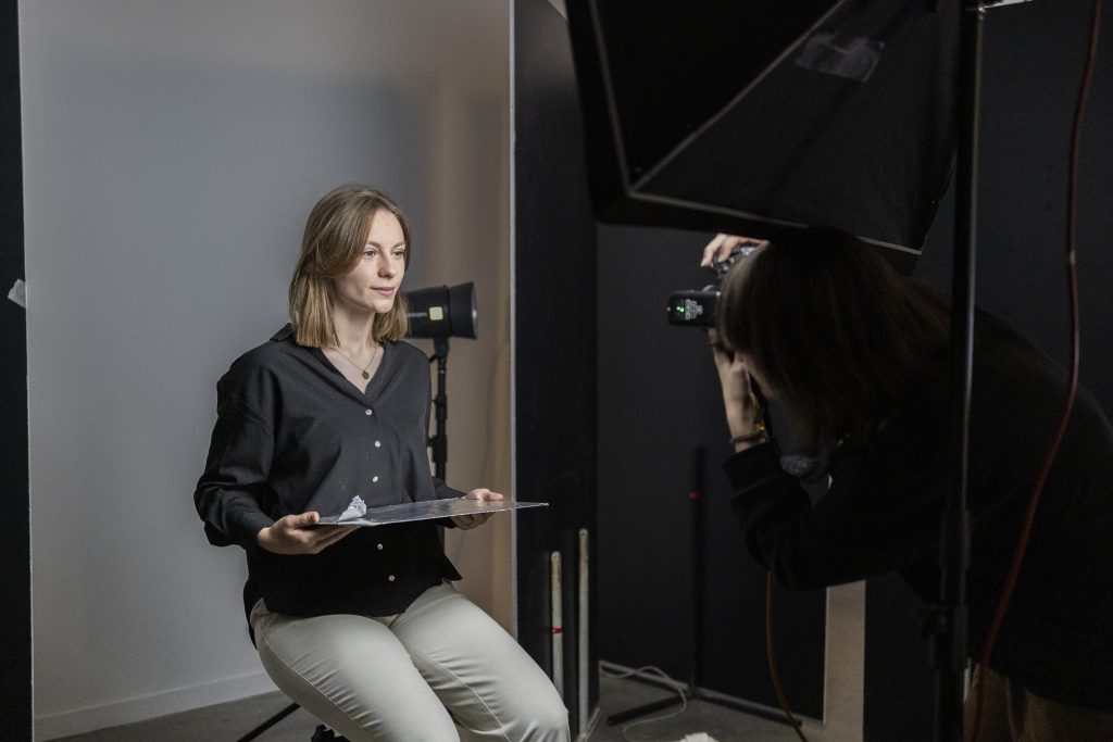 Séance de portrait par des étudiants à l'ETPA avec travail sur la lumière.