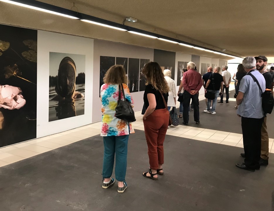 expo photo sur le campus des personnes regardent des photographies de l'ETPA