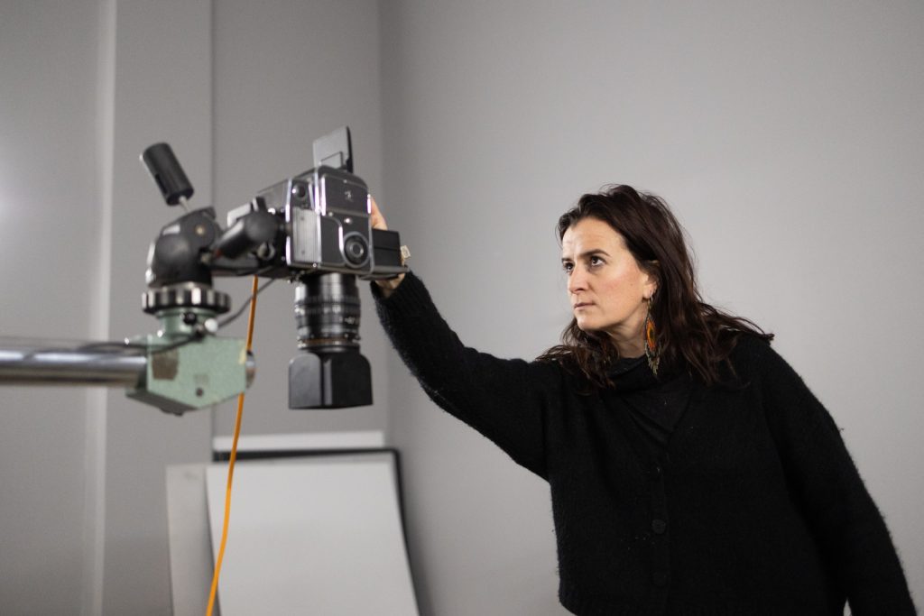 Une excellence du réseau pour les étudiants et anciens. Une femme manipule du matériel photographique.