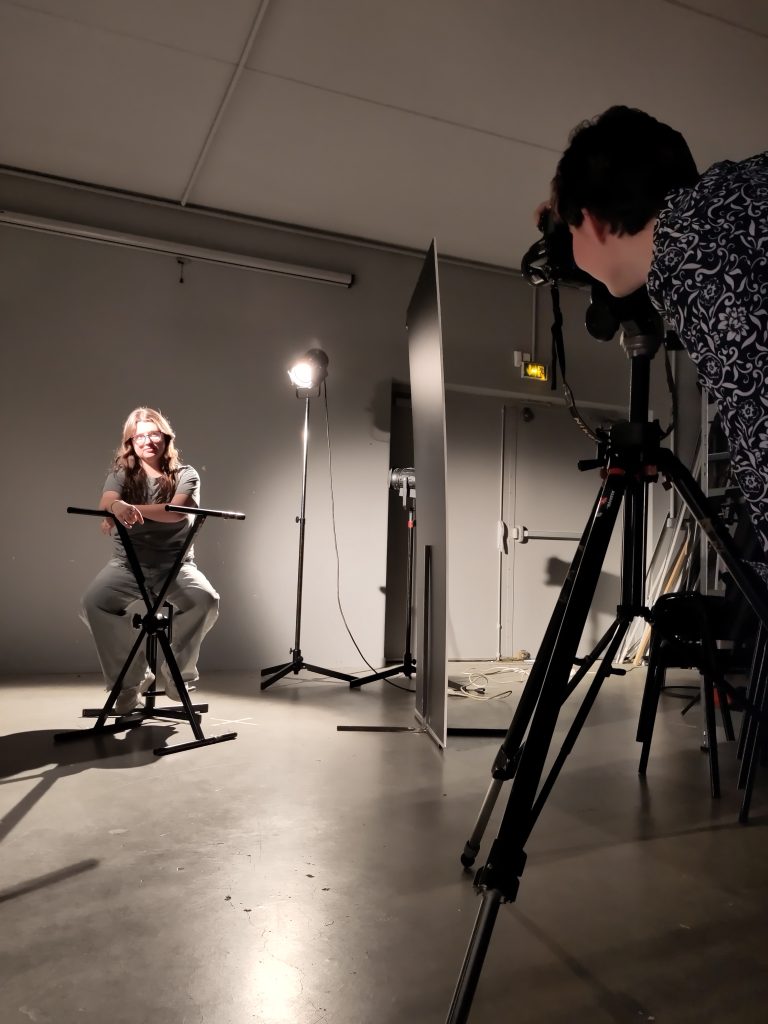 Séance photo par des élèves ETPA avec jeux de lumières sur le campus de Toulouse. Demande de brochure ETPA.