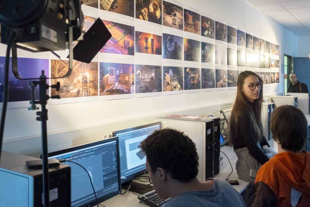 Etudiants de l'ETPA en train de retoucher leur photo dans une salle de classe de l'ETPA