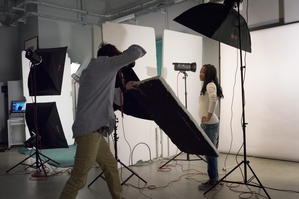 Séance photo sur fond vert dans les studios de l'ETPA