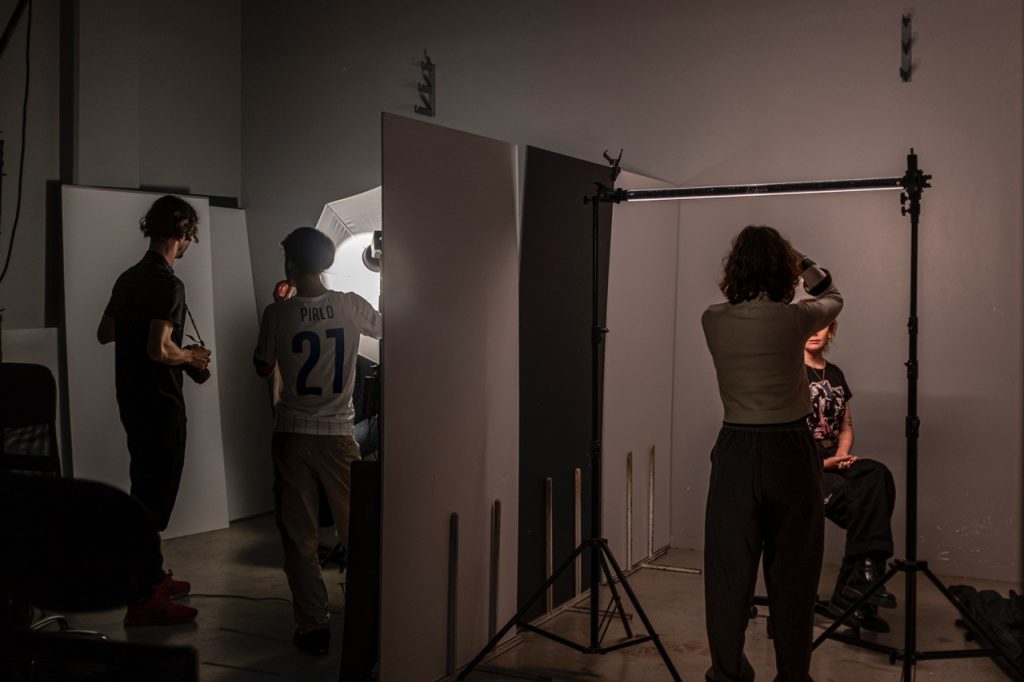 Séance de photographie par des élèves de l'ETPA avec différends fonds et différentes lumières.