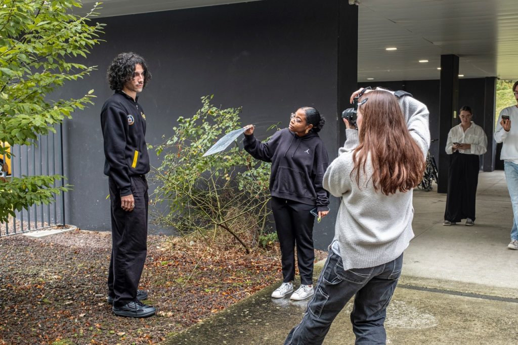 Des étudiants prennent des photographies en extérieur.