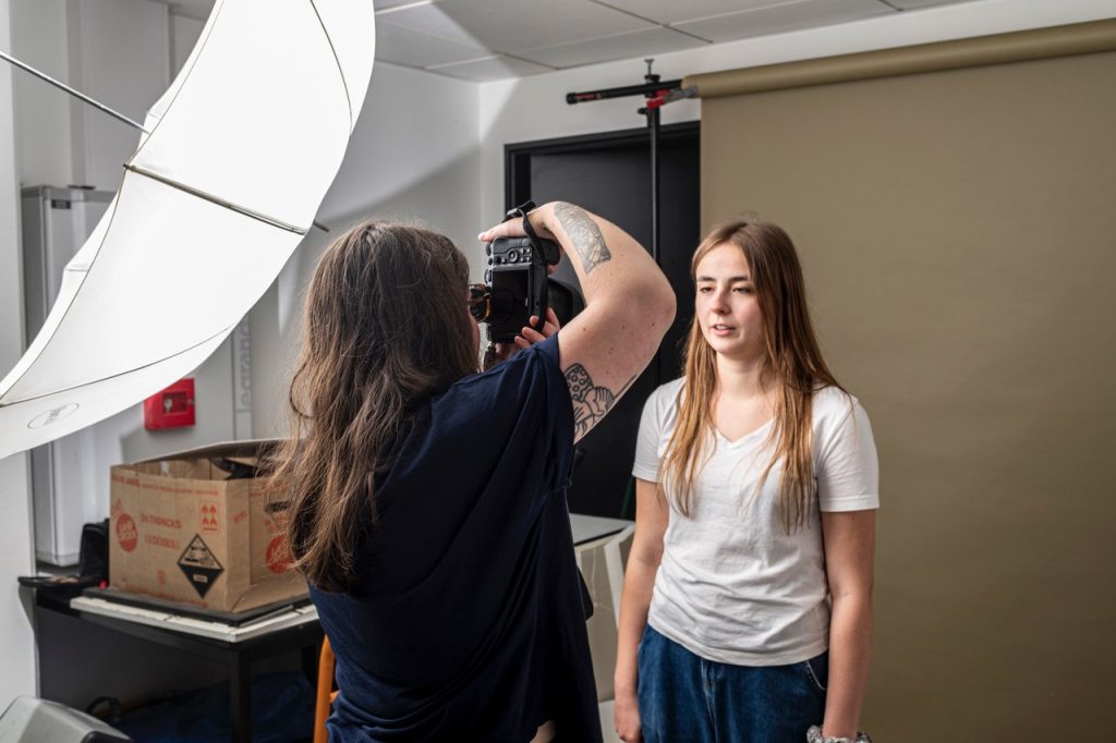 Photographe et modèle en séance photo. 