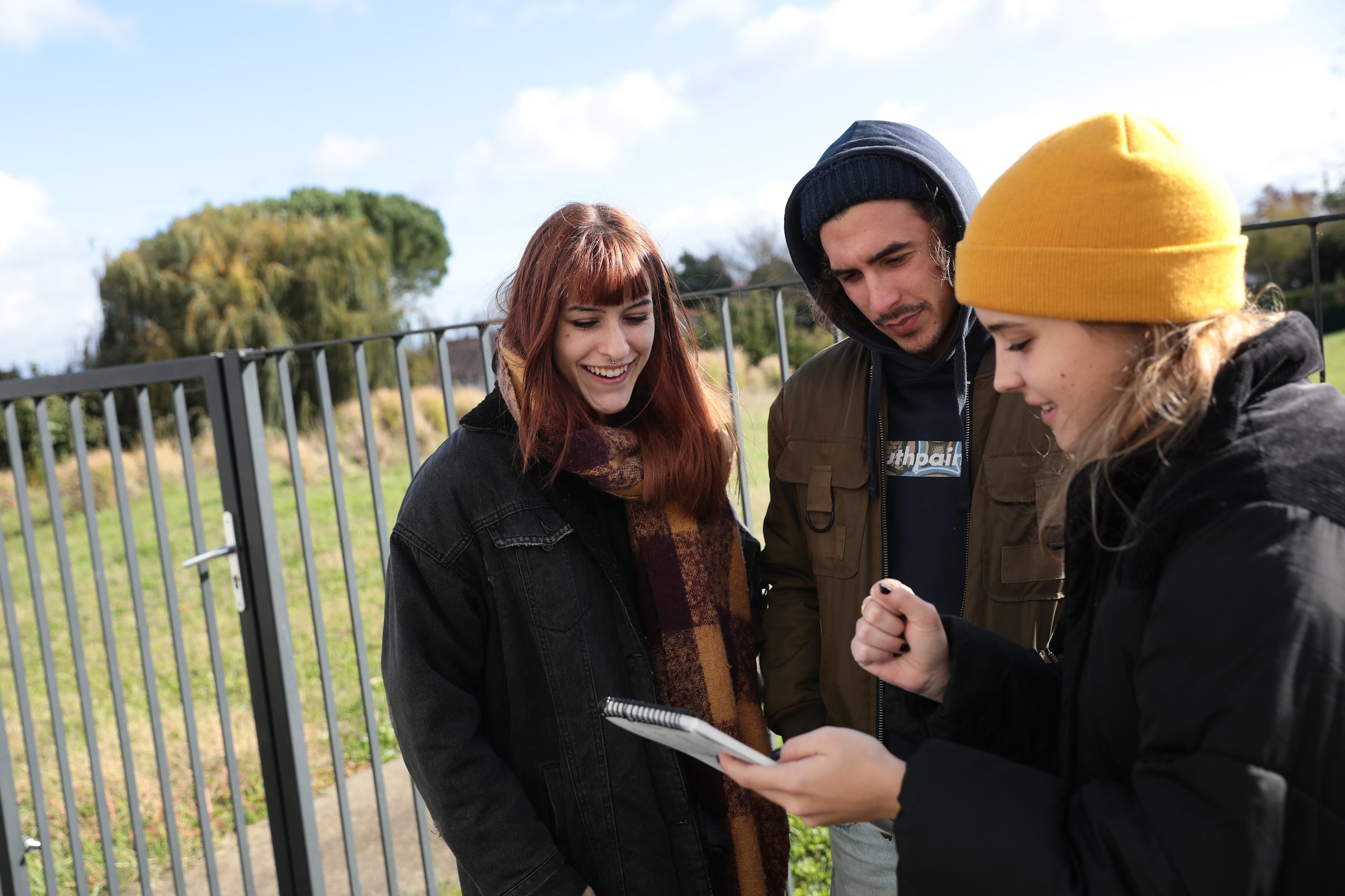 Des étudiants discutent devant l'ETPA.