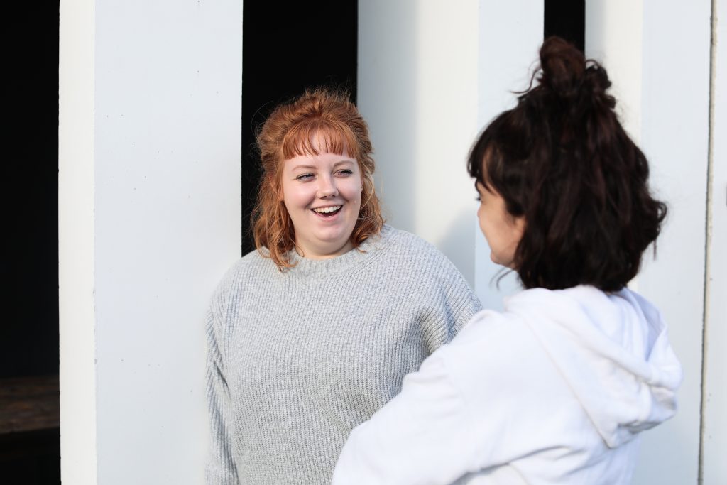 Une étudiante rousse discute avec une étudiante brune devant le bâtiment de l'ETPA à Auzeville. 