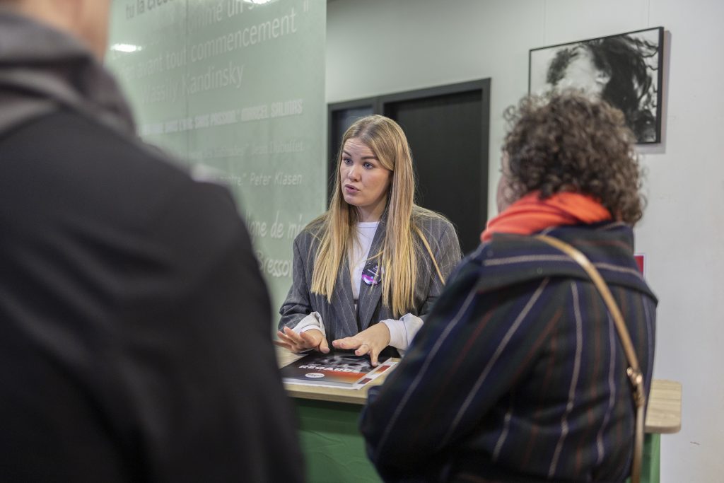 Présentation des formations par une jeune femme lors des JPO de l'ETPA 2024