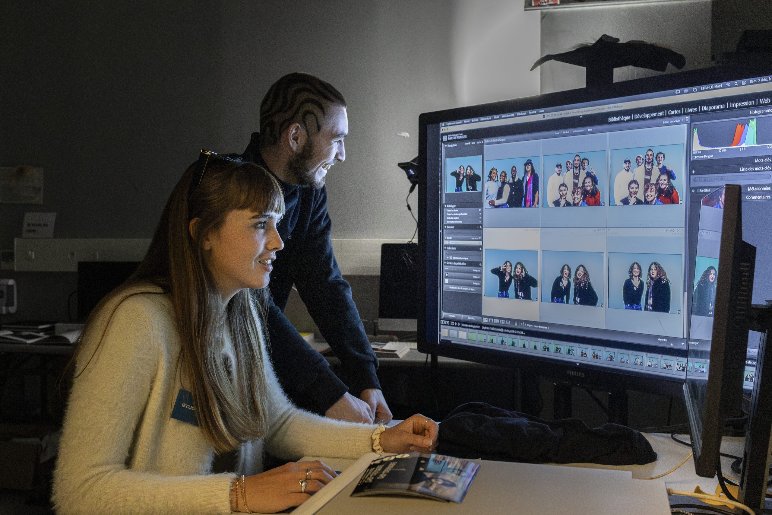 Des étudiants de l'ETPA travaillent sur des retouches photos.