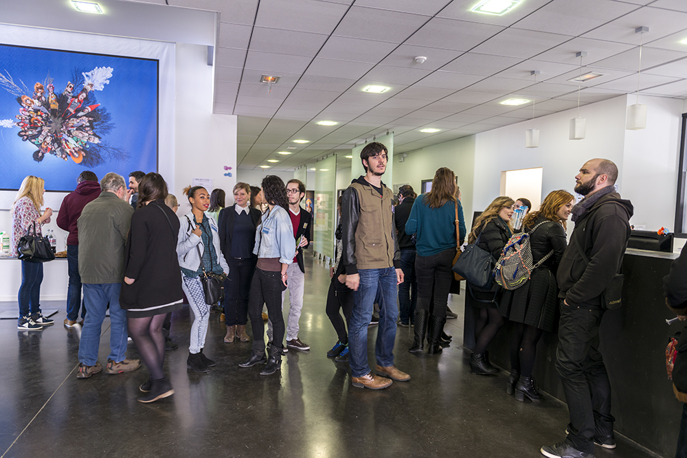 Vue sur le hall de l'ETPA rempli de personnes