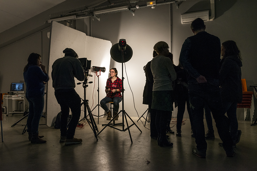 Des étudiants créent une composition pour un shooting à l'ETPA.