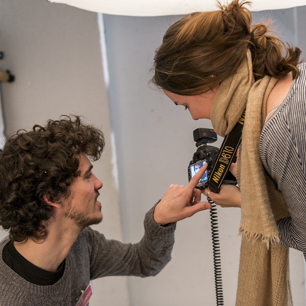 Un étudiant échange avec une étudiantes sur un shooting en cours à l'ETPA.