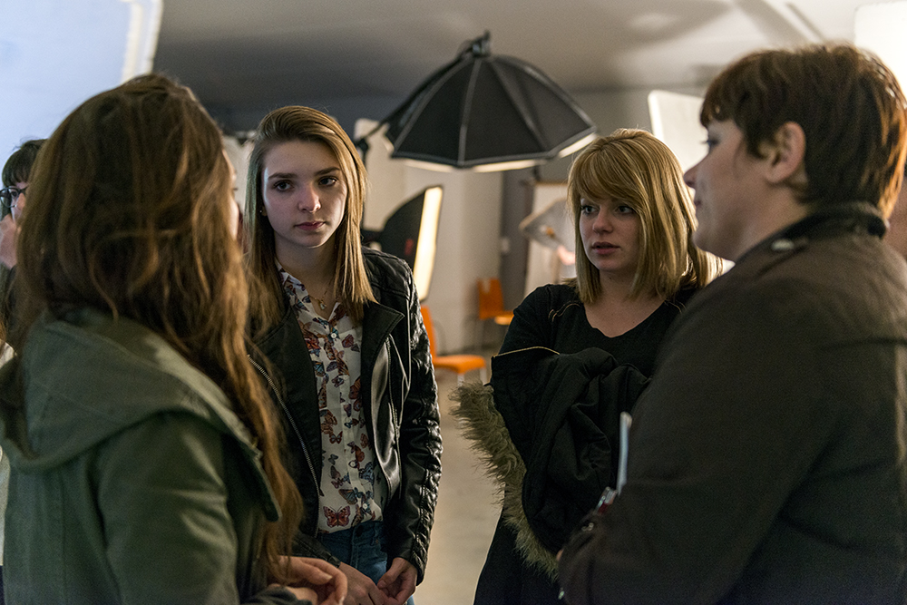 Discussion entre professeurs et élèves au studio photo de l'ETPA