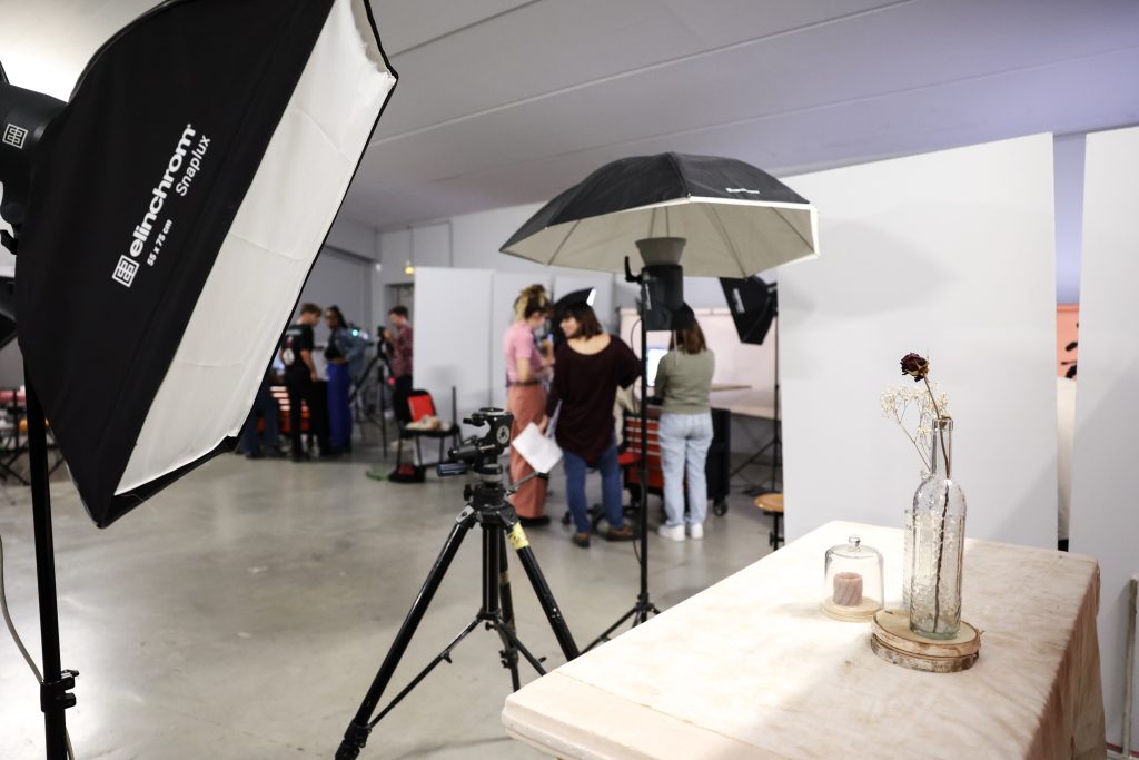 Séance photo dans les studios de l'ETPA thème floral.