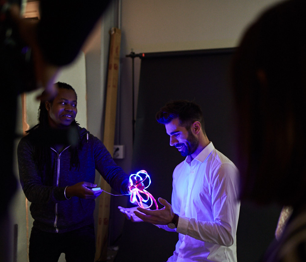 Des étudiants testent des lumières pour un shooting ETPA.