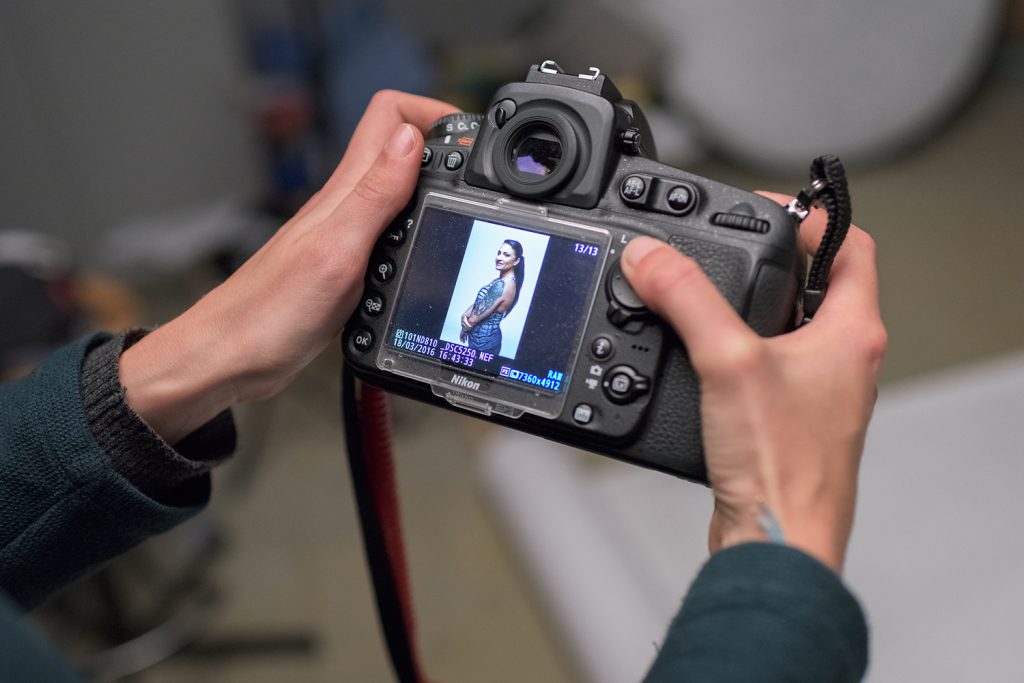 Des mains tiennent un appareils photo lors d'un shooting à l'ETPA.