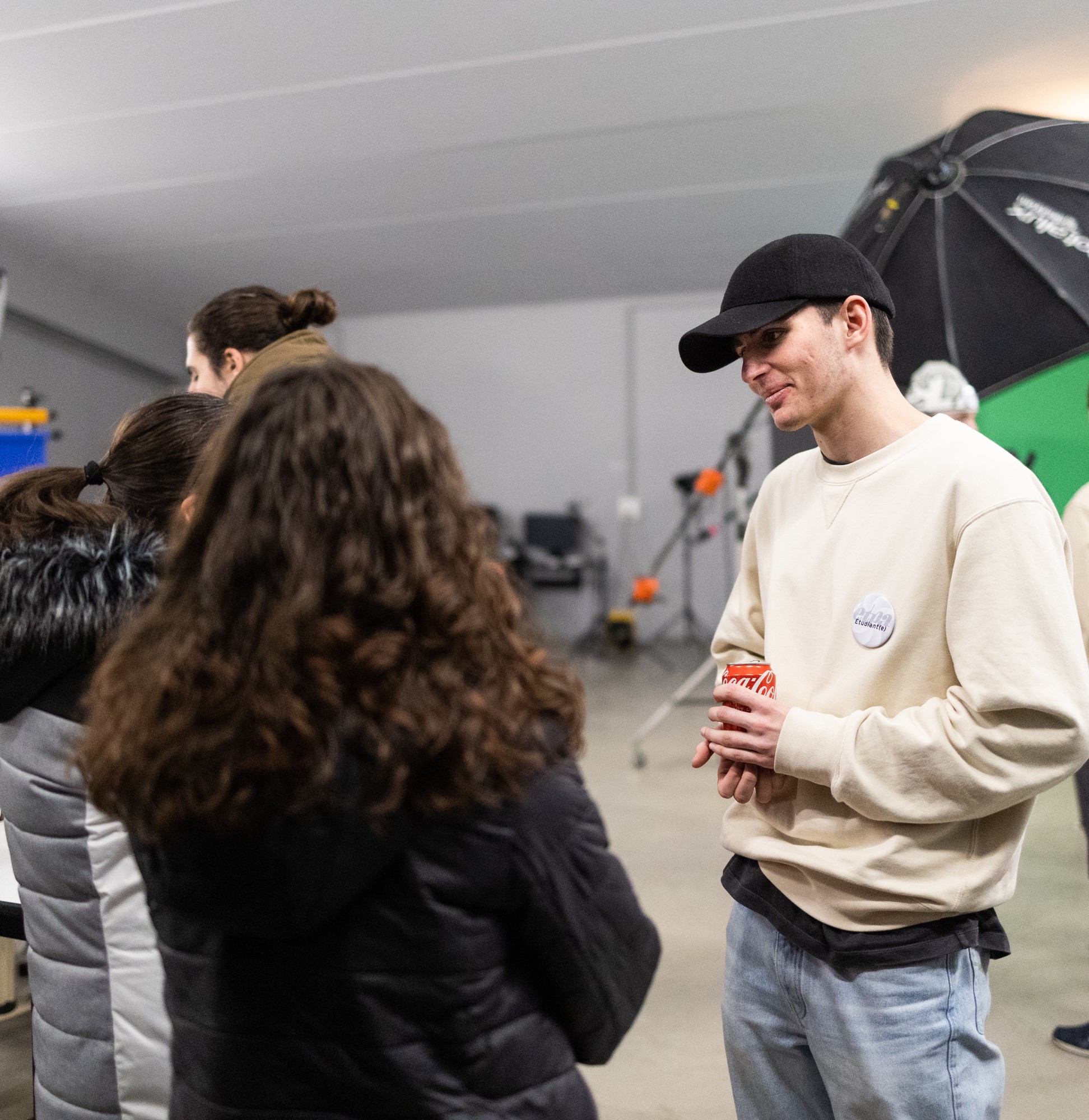 Des étudiants de l'ETPA échangent dans les studios photo de l'école.