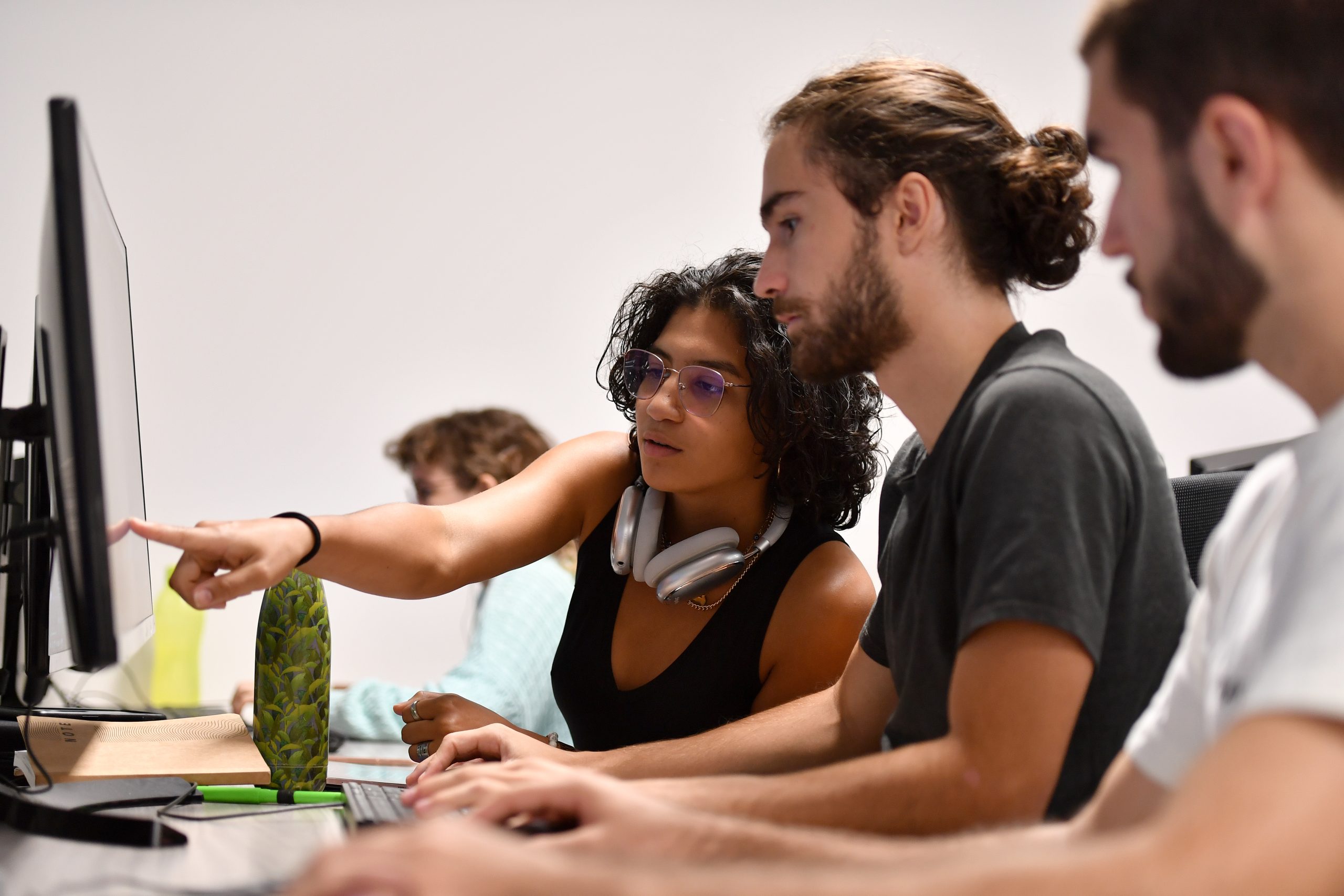 Un étudiant retouche ses photographies à l'ETPA.