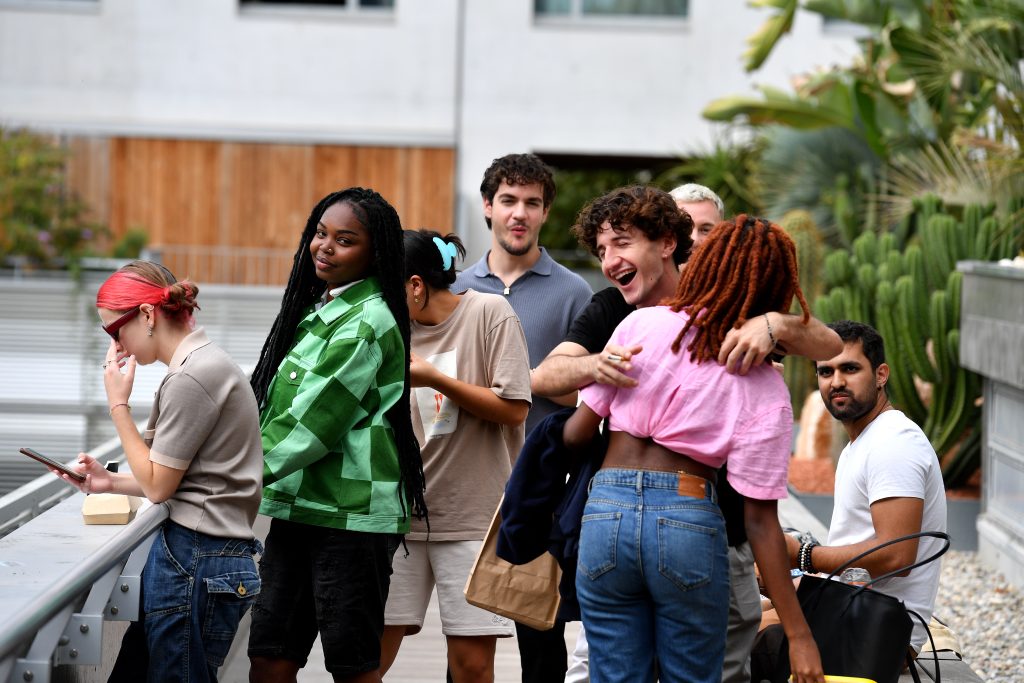 Etudiants sur le campus école lors des JPO