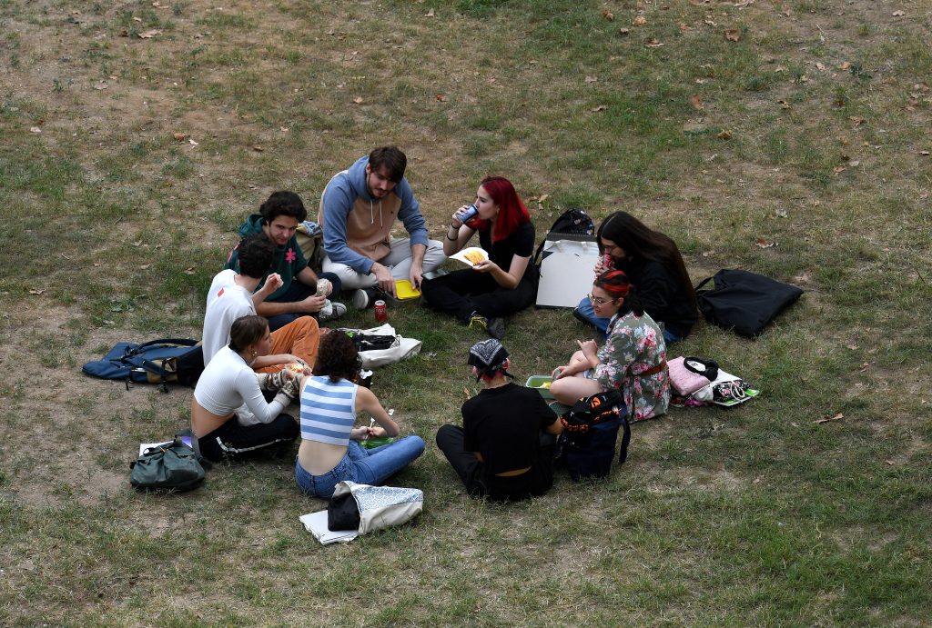 étudiants ETPA sur pelouse